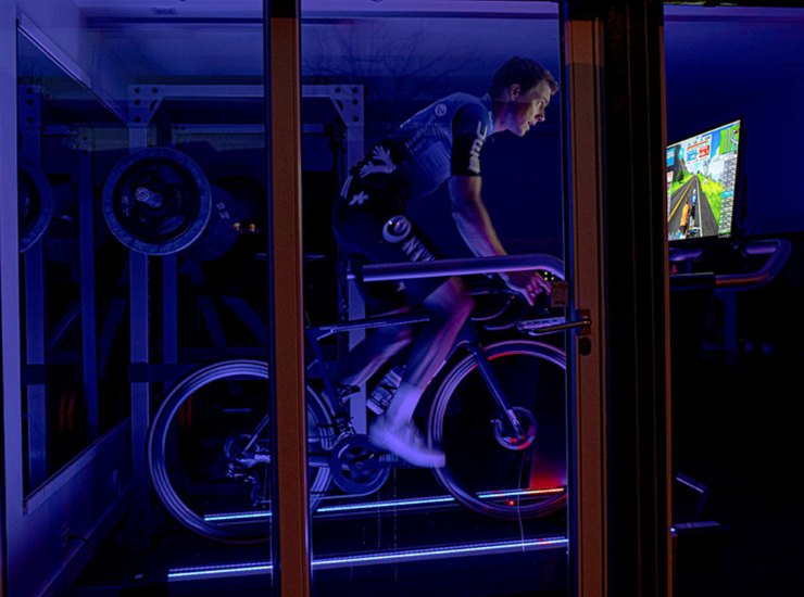 A cyclist training indoors with a virtual course